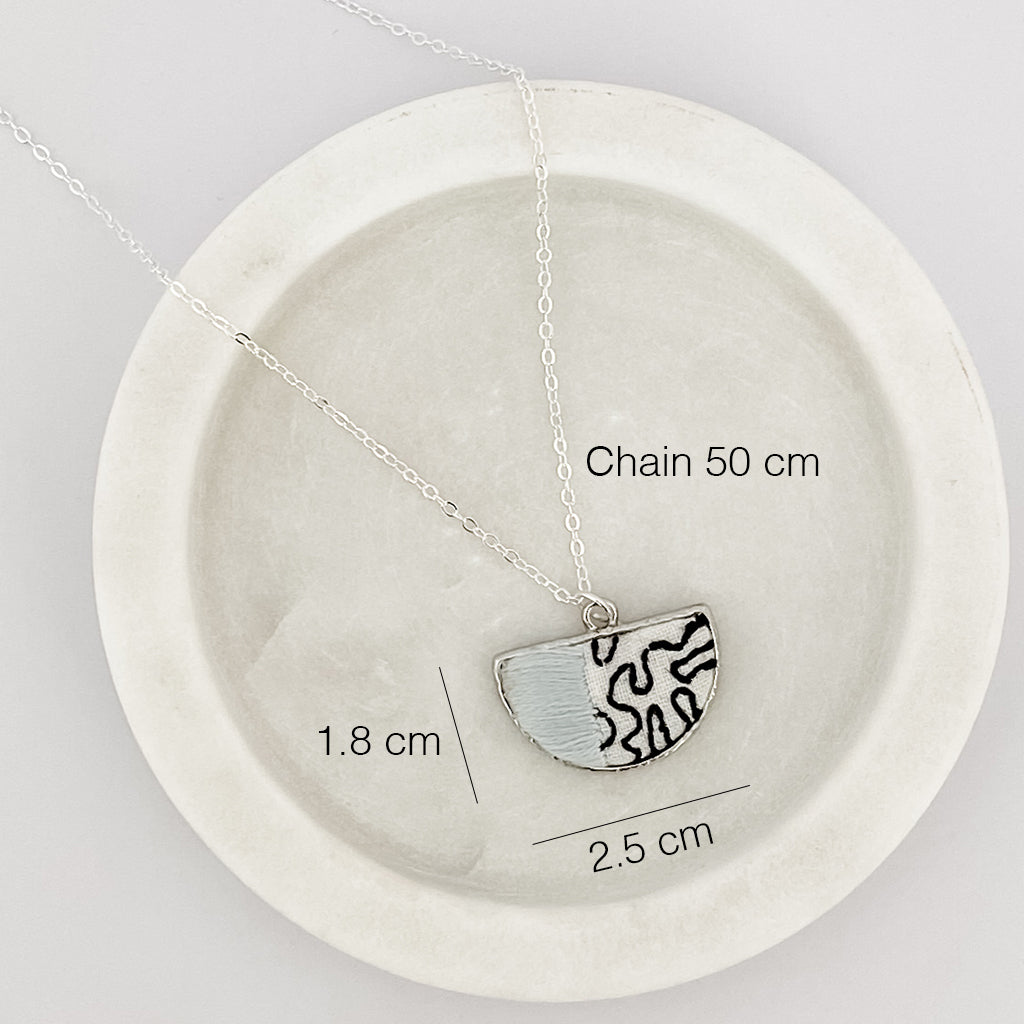 Kuro Embroidered Abstract Necklace – Silver