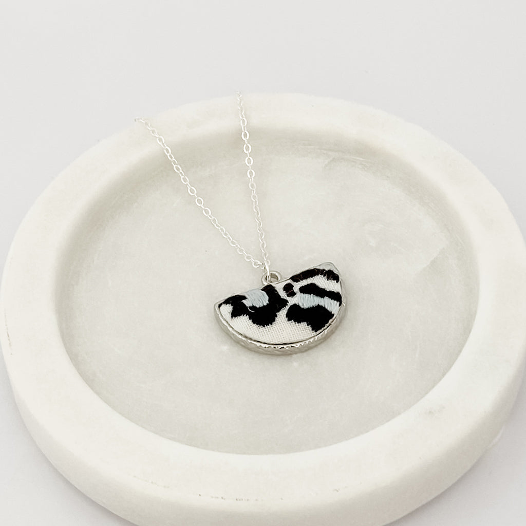 Kuro Collection – Hand-Embroidered Leopard Print Necklace (Silver)