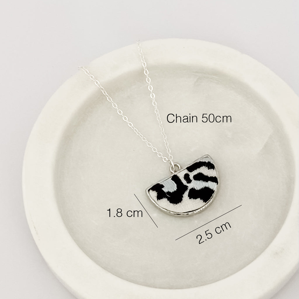 Kuro Collection – Hand-Embroidered Leopard Print Necklace (Silver)