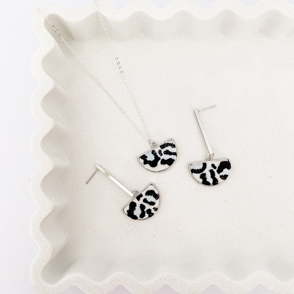 Kuro Collection – Hand-Embroidered Leopard Print Necklace (Silver)